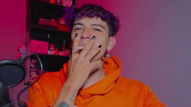 Show modela MikeyKuro na web-kameri