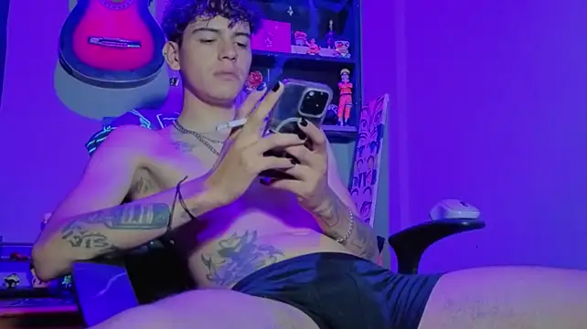 Show modela MikeyKuro na web-kameri