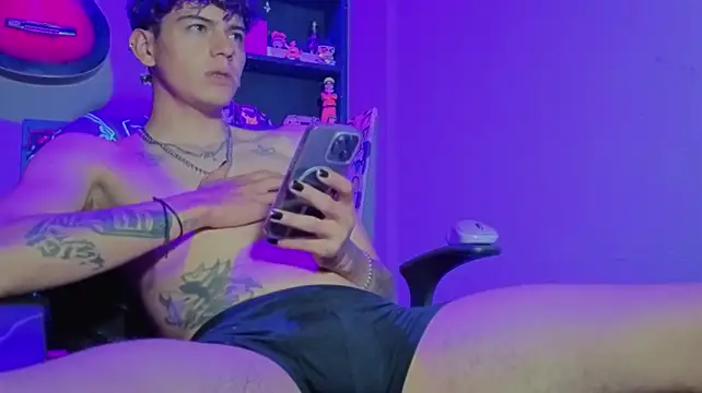 MikeyKuro Show in webcam