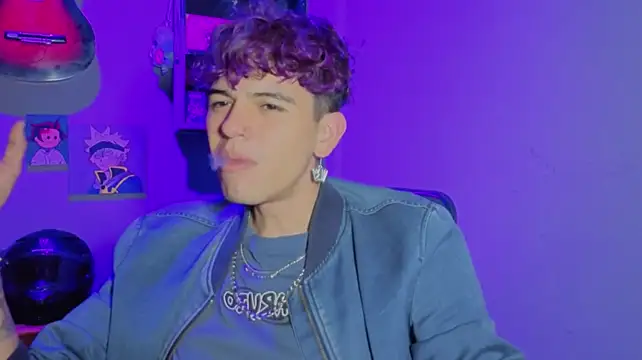Show modela MikeyKuro na web-kameri