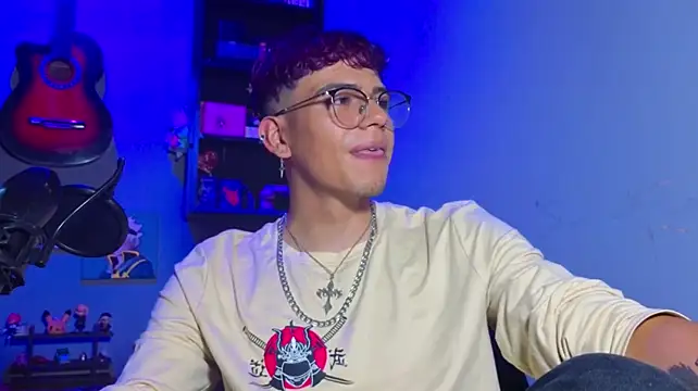 Show modela MikeyKuro na web-kameri