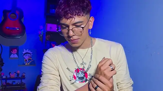 MikeyKuro Webcam Show