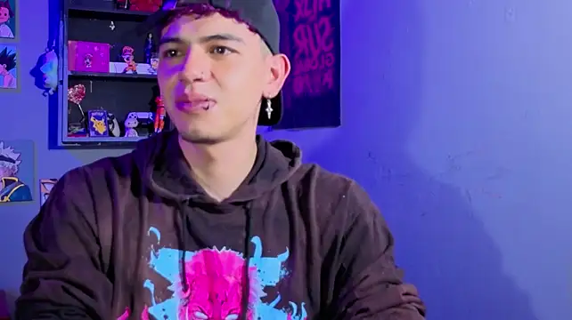 Show modela MikeyKuro na web-kameri
