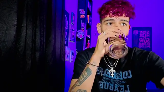 Pokazy przed kamerką – MikeyKuro