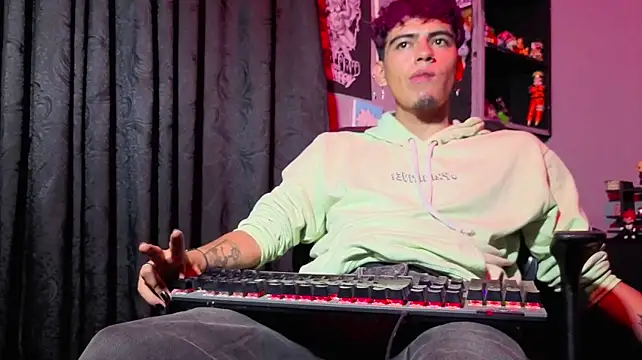 MikeyKuro Webcam Show