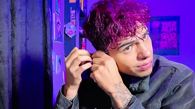 MikeyKuro Show in webcam