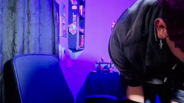 Show modela MikeyKuro na web-kameri
