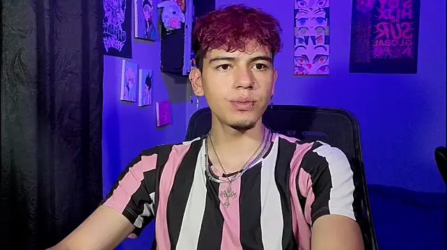 Show modela MikeyKuro na web-kameri