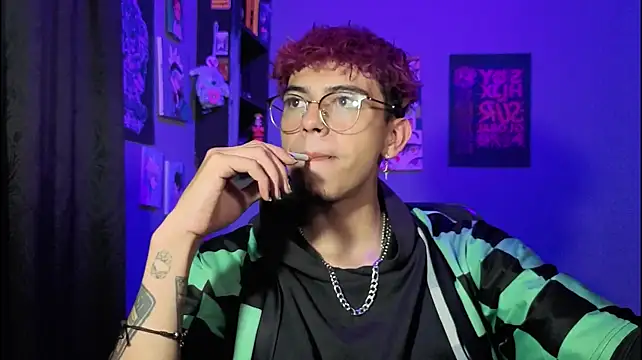 MikeyKuro webcam show