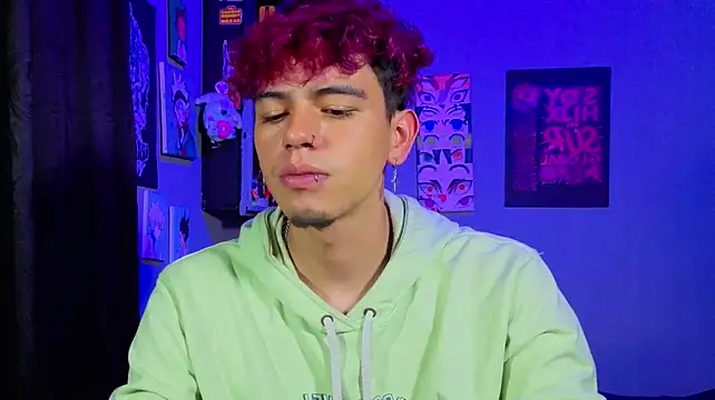 Show modela MikeyKuro na web-kameri