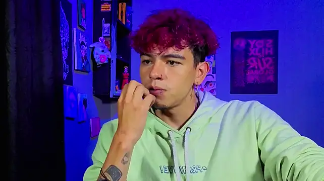 MikeyKuro Show in webcam