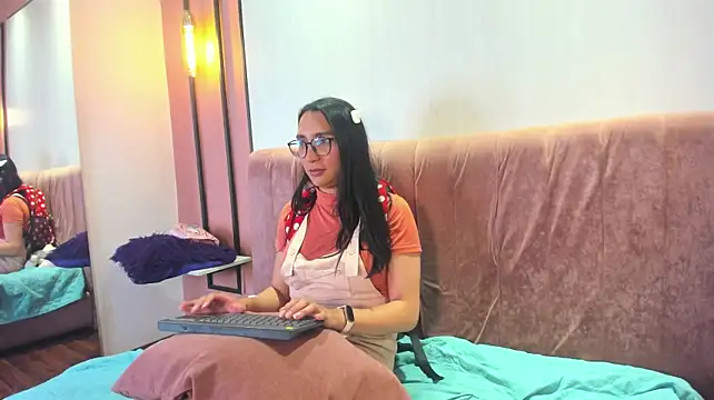 CuteCherryVelvet Show in webcam