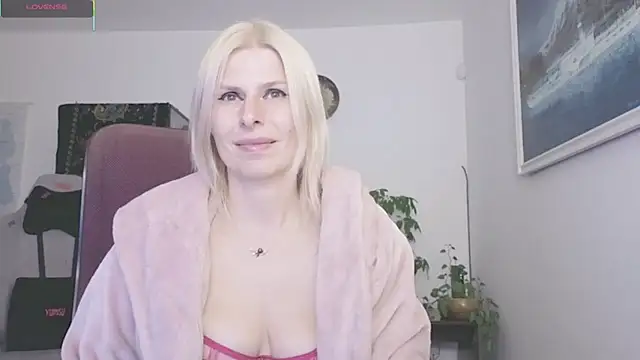 Show modela karmija na web-kameri