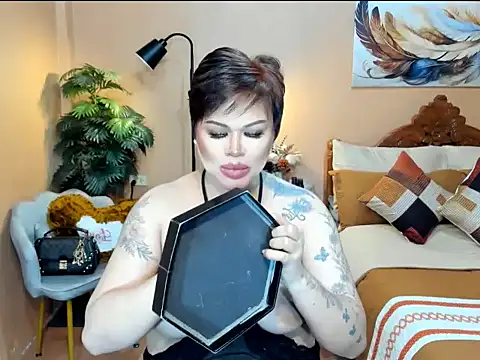 _Queen_of_Hearts_ Pertunjukan Webcam