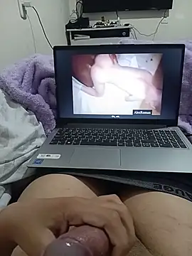 Show modela novindopaugrosso na web-kameri