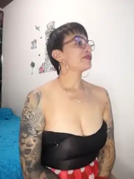missrouge_tattoo: διαδικτυακό σόου στην κάμερα