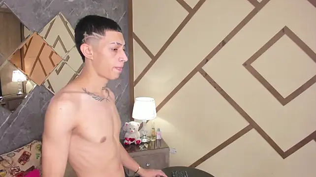 ValentinoCortez: διαδικτυακό σόου στην κάμερα