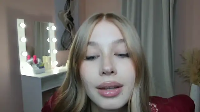Show modela JunieAmert na web-kameri