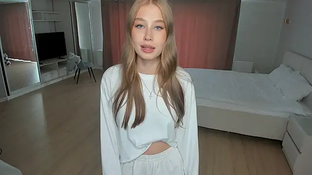 JunieAmert Live XXX-chat