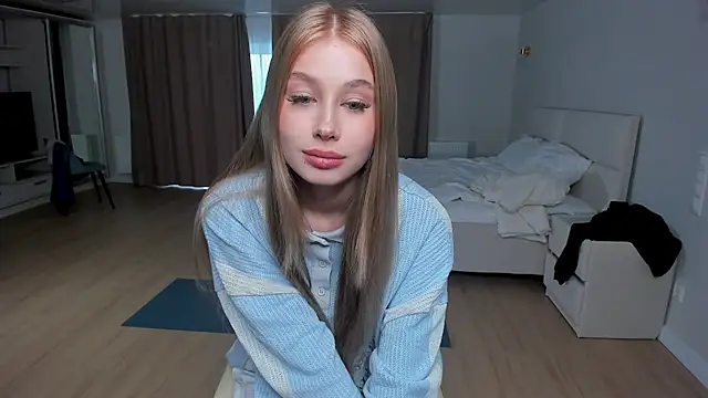 JunieAmert Show in webcam