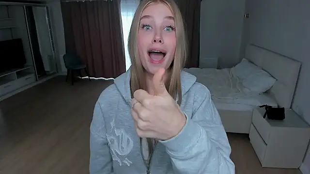 JunieAmert's Live XXX Chat