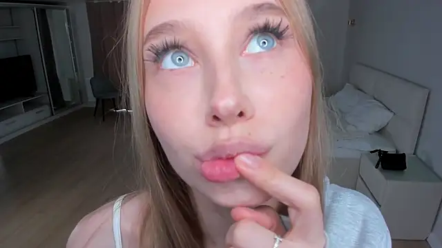 JunieAmert élő XXX-chatje