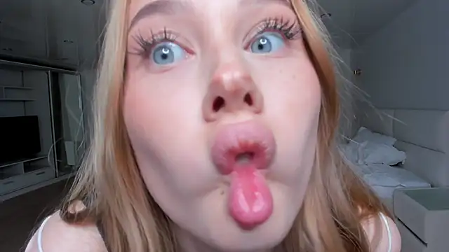JunieAmert Chat XXX in diretta