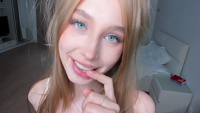 Pertunjukan Kamera Web JunieAmert