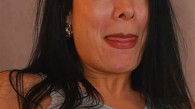 ChiaraWillow's Live XXX Chat