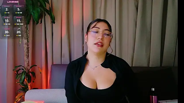 Mila_white1 Show in webcam