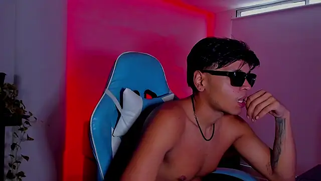 Show modela Alejo_montenegro na web-kameri