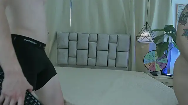 lhia_and_oliver Show in webcam