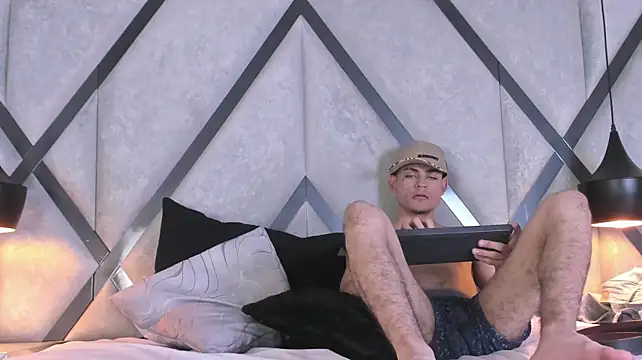 Show modela OliverMillerr na web-kameri