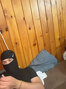 LucNahoyf: διαδικτυακό σόου στην κάμερα
