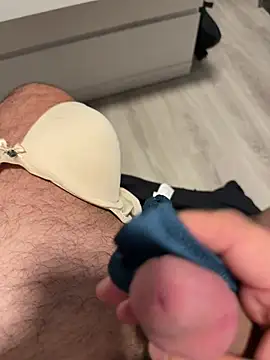 MyWifesWardrobe Webcam Show