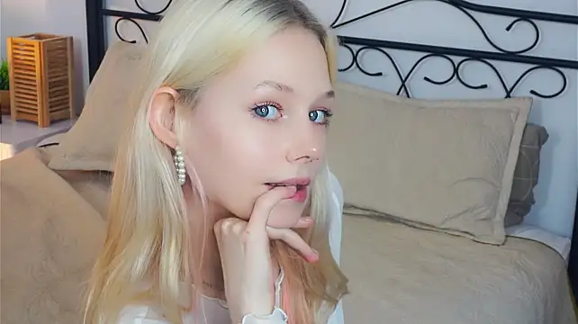 CorrieJust webcam show