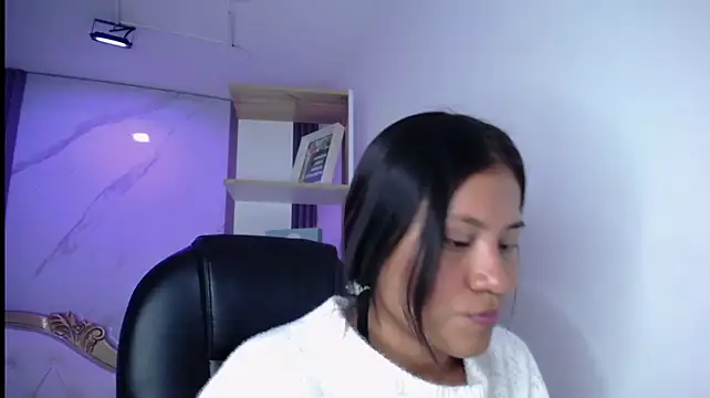 צ'אט XXX בשידור חי של emiily_tk