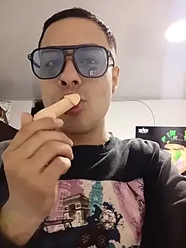 LatinNaugthyn Webbikameraesitys