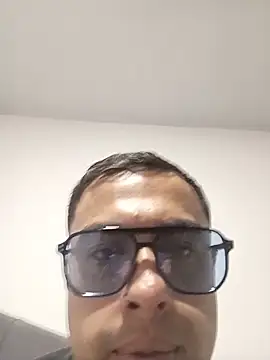 LatinNaugthyn Webbikameraesitys