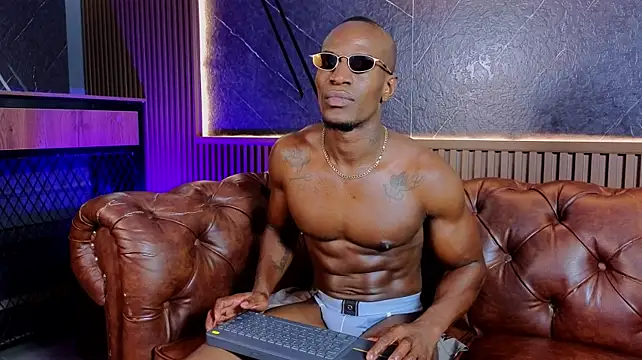 Show modela Strong_black na web-kameri