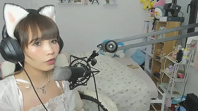 NeKo-nEk0-niIのライブXXXチャット