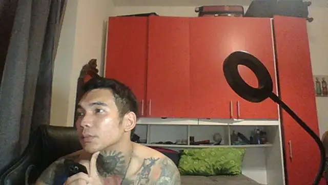 mikeysins2 Show in webcam