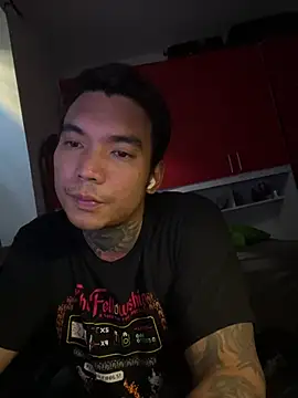Show modela mikeysins2 na web-kameri
