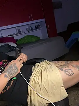 mikeysins2 Show in webcam