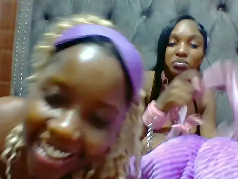 Show modela Creamy_diva7 na web-kameri