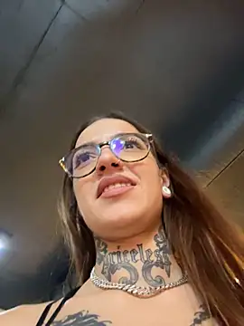 Chatroom XXX en direct de VanesaHaze