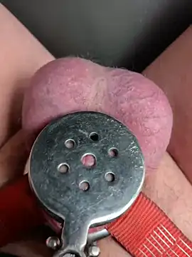 Show modela sissyboytinypenis na web-kameri