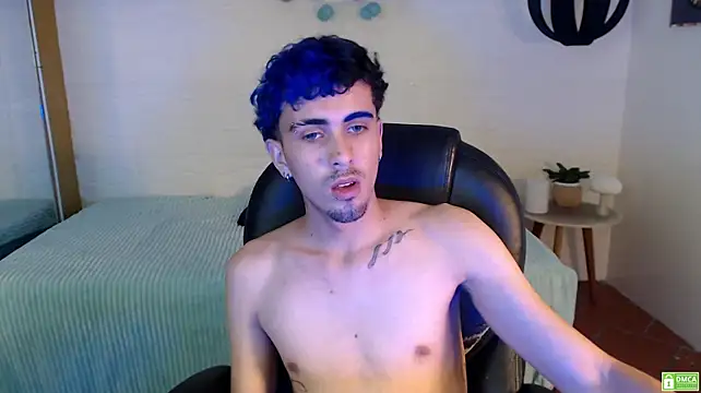 noah_bluex Show in webcam