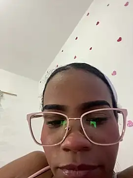 Pokazy przed kamerką – ebony_cocklover69