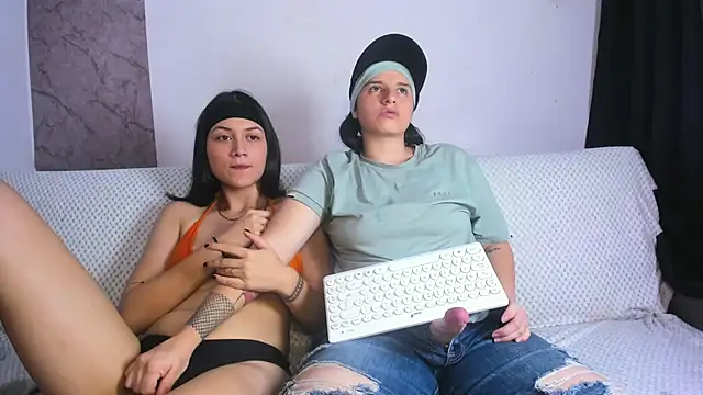 victoria_and_andra Show in webcam
